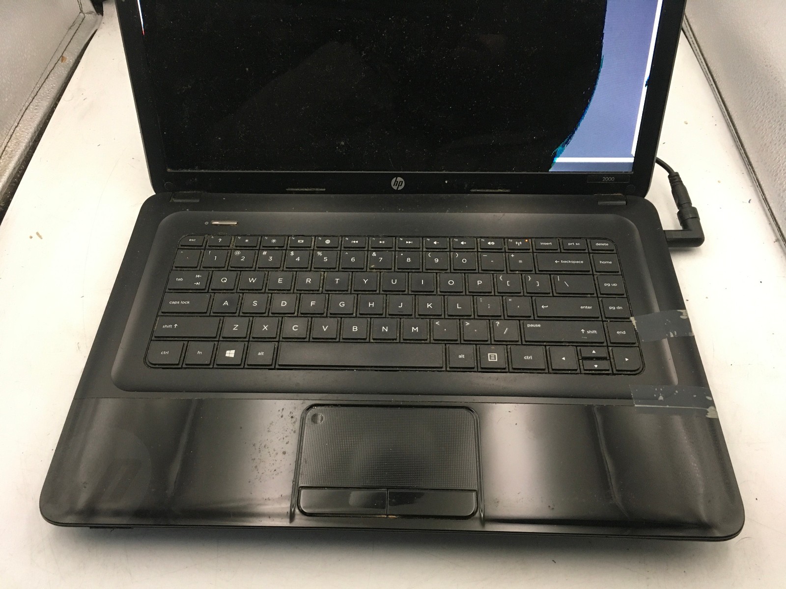 HP 2000 2C22DX – FOR PARTS/BAD LCD – INTEL PENTIUM 2020M – 4GB RAM -READ DESC-BB