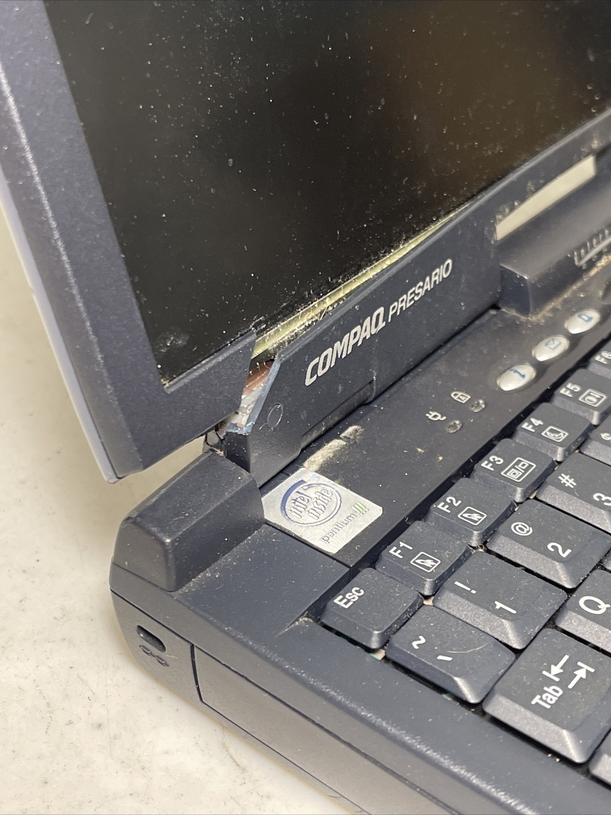 Rare Vintage Compaq Presario 1600 Laptop Pentium II 300MHz – AS-IS, UNTESTED