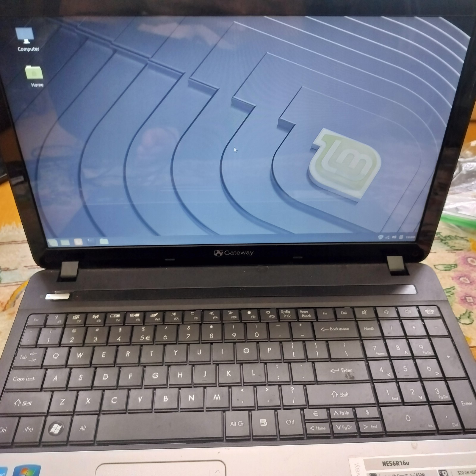 Working Laptop Linux 4GB Ram 320GB HDD Charger And Battery Tested