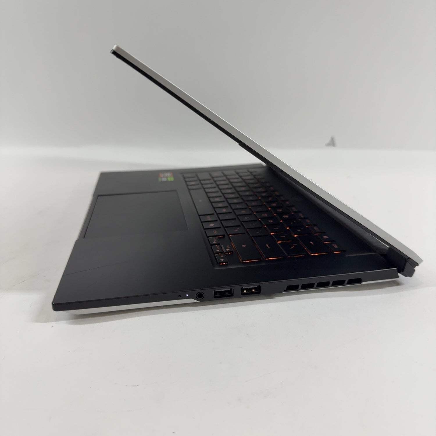 Gigabyte Aero X16 EG61H 16″ Ryzen AI 9 HX 370 32GB RAM 1TB SSD GeForce RTX 5070