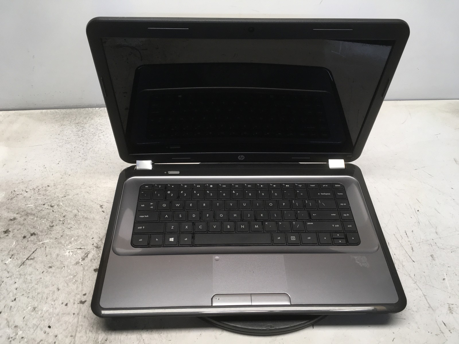 HP 2000-BF69WM AMD E-300 1300MHz 4 GB NO HDD No Batt