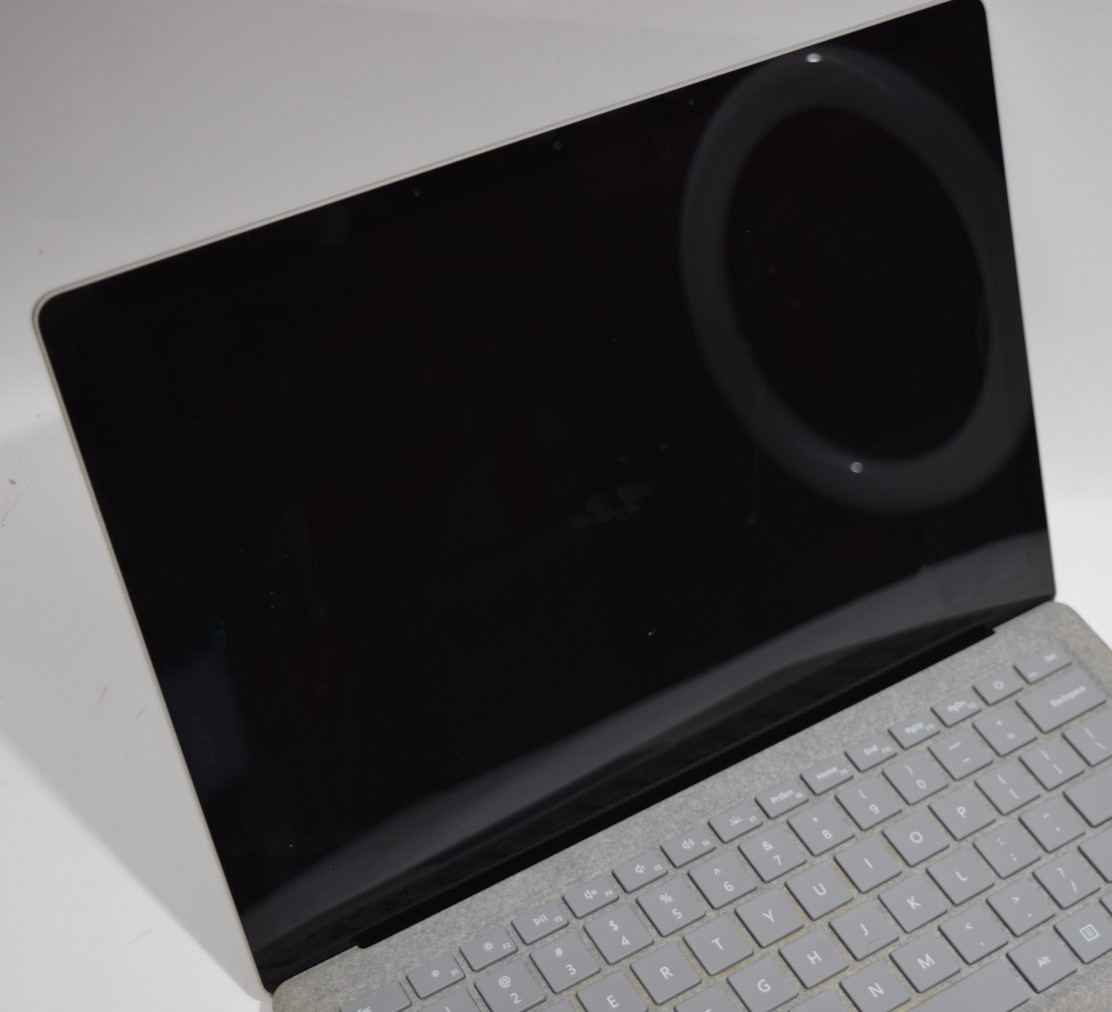 Microsoft Surface Laptop 1st Gen 1769 Core i5-7200U 2.50 GHz 8 GB 256 GB SSD