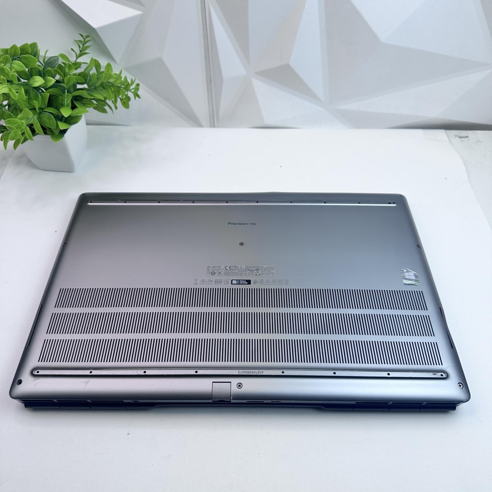 Dell Precision 7760 17.3″ FHD, Xeon W-11855M ,64GB,1TB, RTX A3000 *Pls READ*