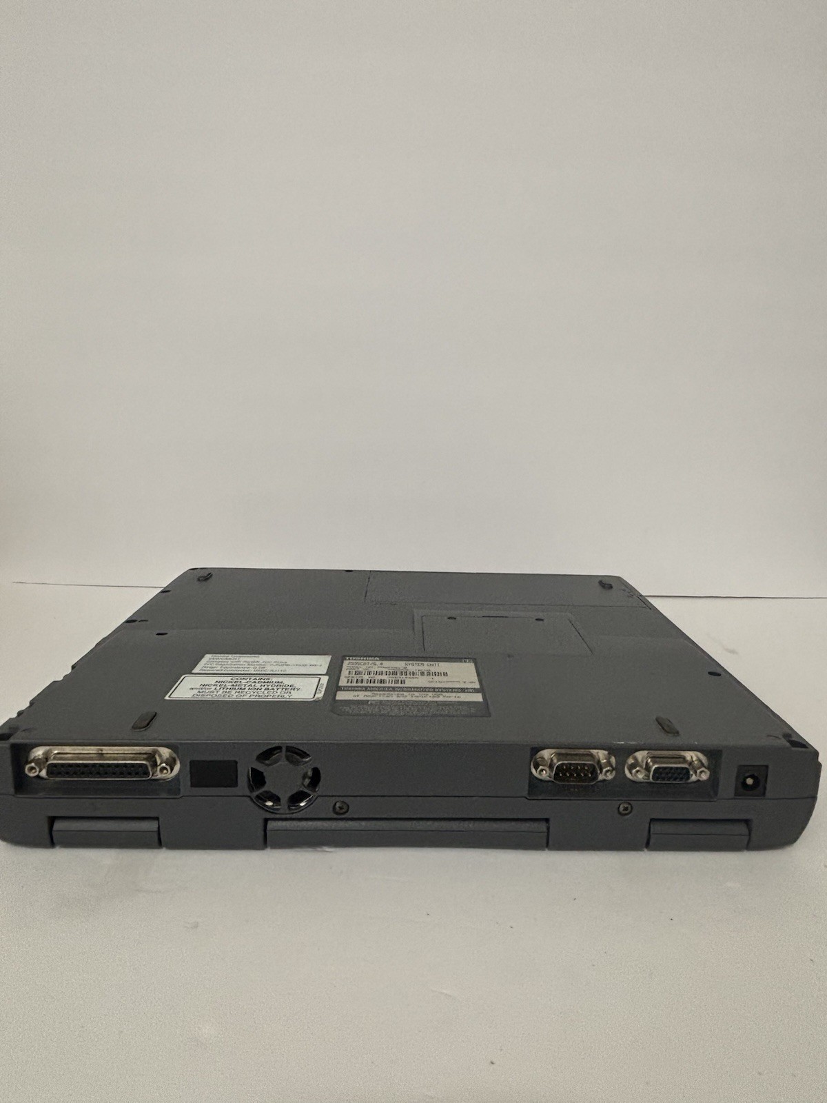 Toshiba Satellite 2595CDT 12.1in Pentium 233MHz 64MB Window 98 Laptop Computer