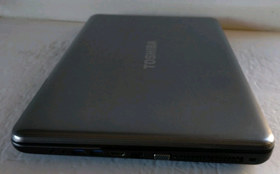 TOSHIBA SATELLITE L875-S7208 17.3″ 1 TB 8GB INTEL CORE i3-2370 2.40 GHz 10 PRO