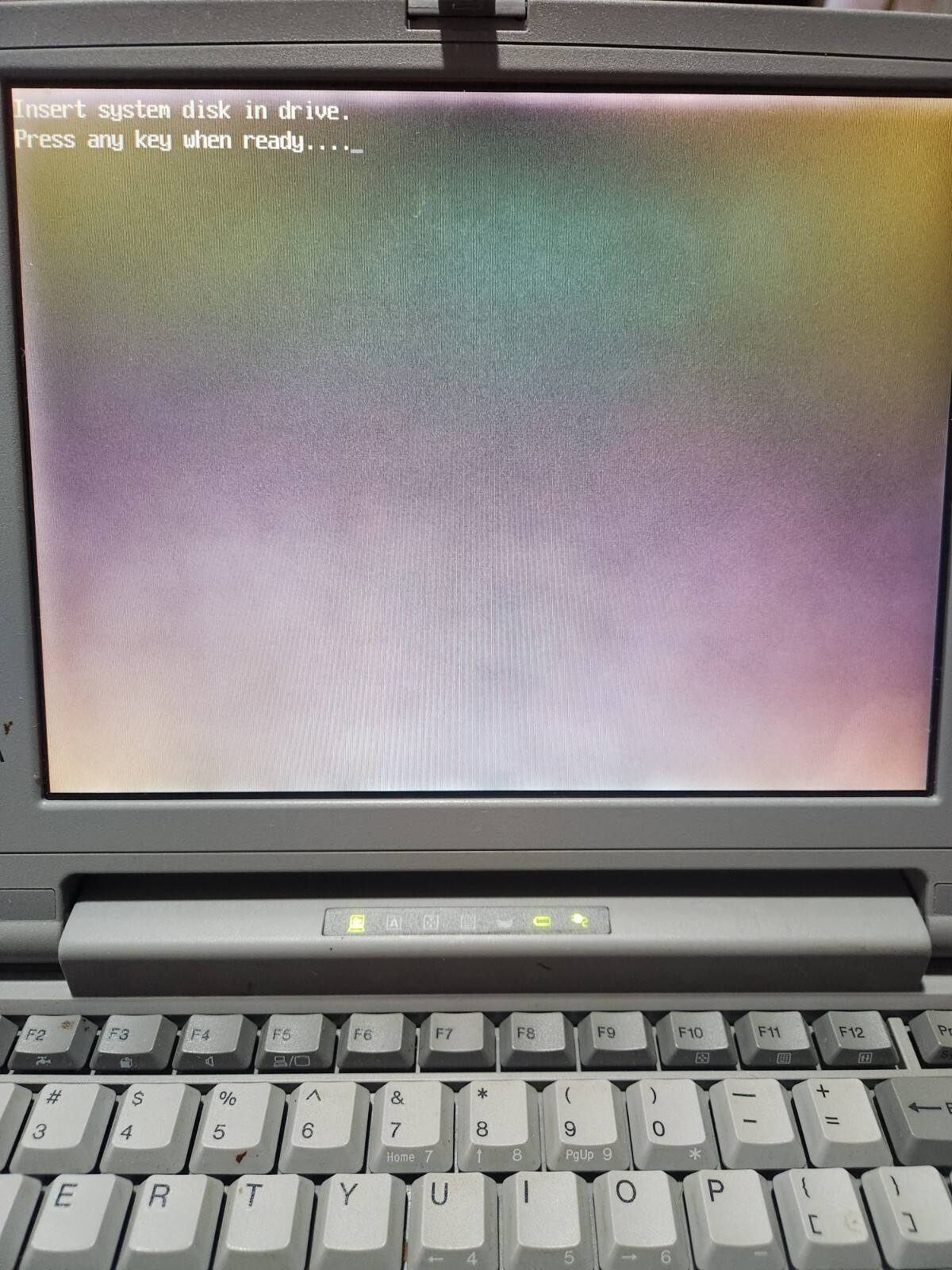 1995 Toshiba satellite loptop 100CS TURNS ON !!!