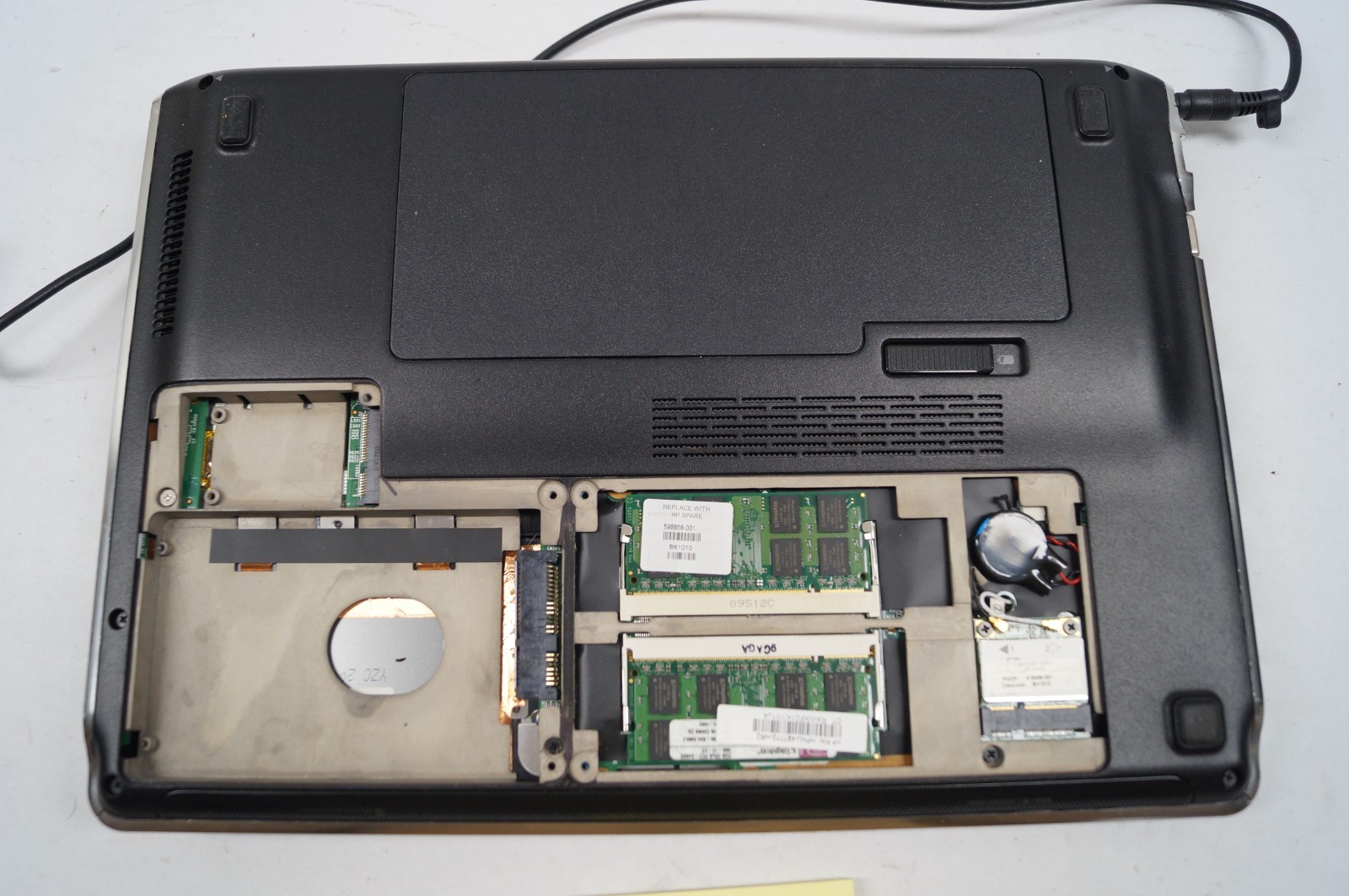 HP PAVILION DM3 13.25″ 1.6MHz 4GB Mem Win7 No HD Missing Bottom Cover PoR E112