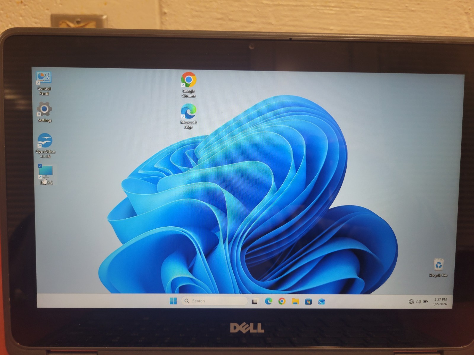 Dell Latitude 3189 Laptop 120 GB SSD 4GB ram Pentieium N4200. Windows 11