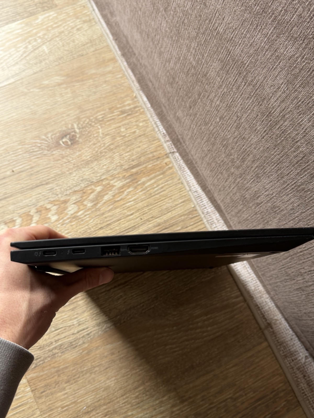 Lenovo ThinkPad X1 Carbon Gen 10 Touchscreen Laptop – i5-1240P/16GB/512GB SSD