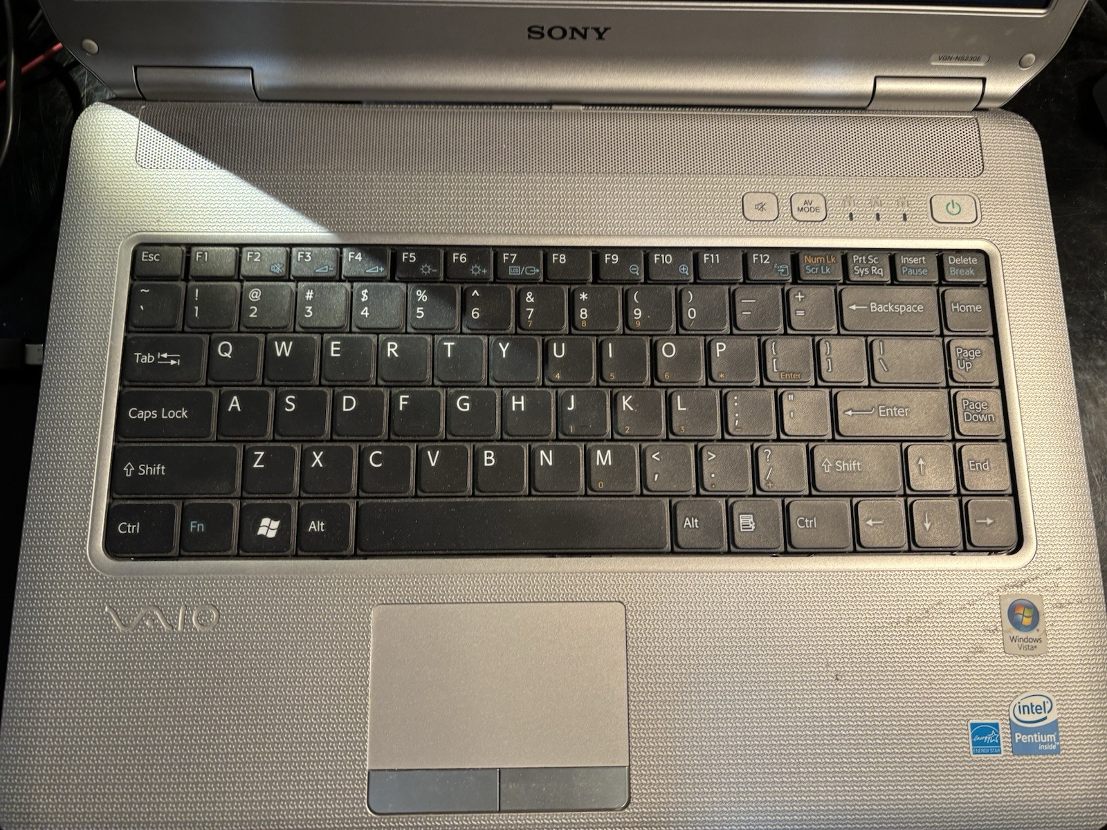 Sony VAIO PCG-7154L 3GB RAM Boots to Ubuntu. No battery.