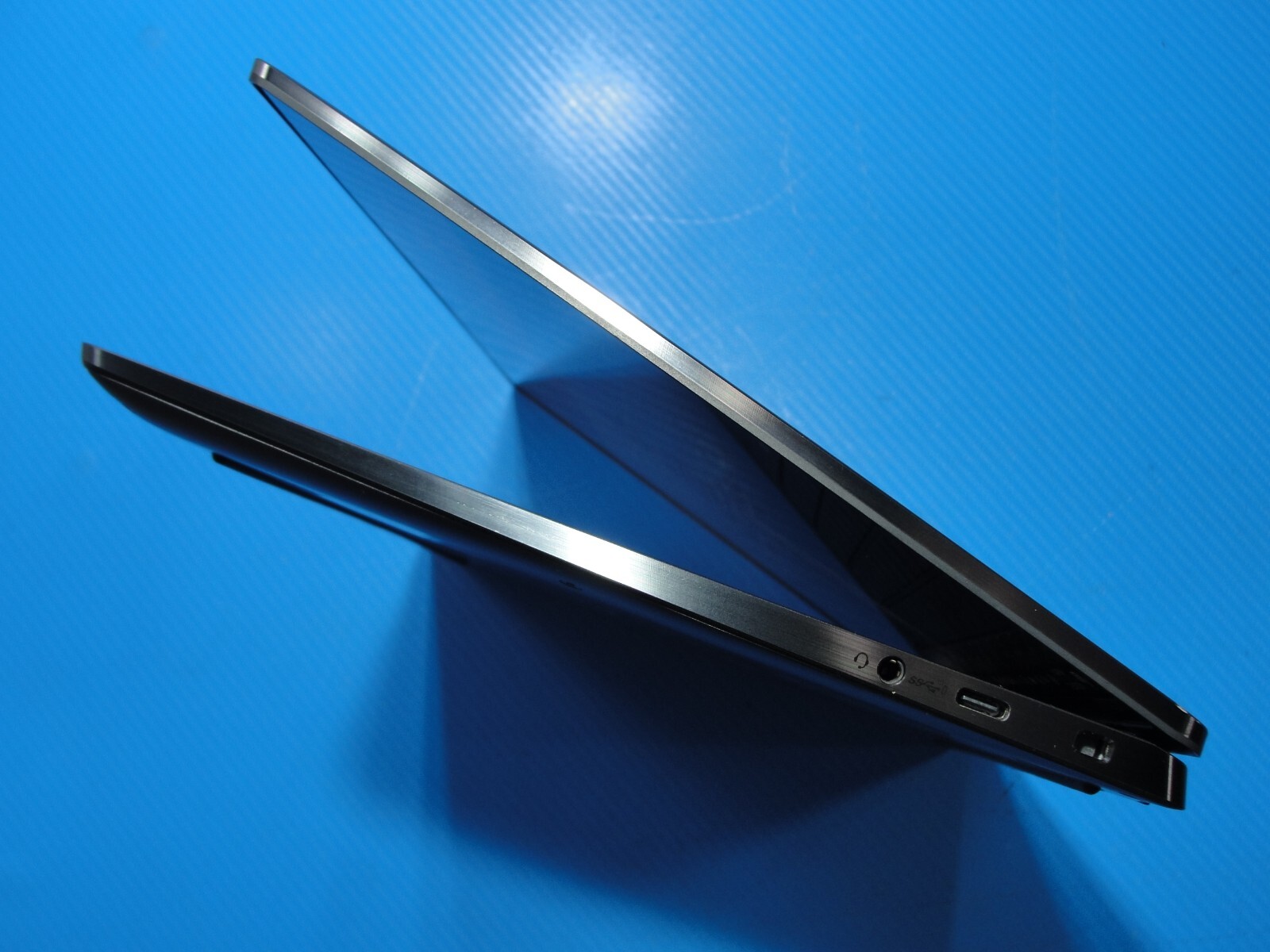 Dell Latitude 9330 2n1 13.3” WQXGA Intel Core i5-1240U 1.1GHz 16GB 256GB SSD