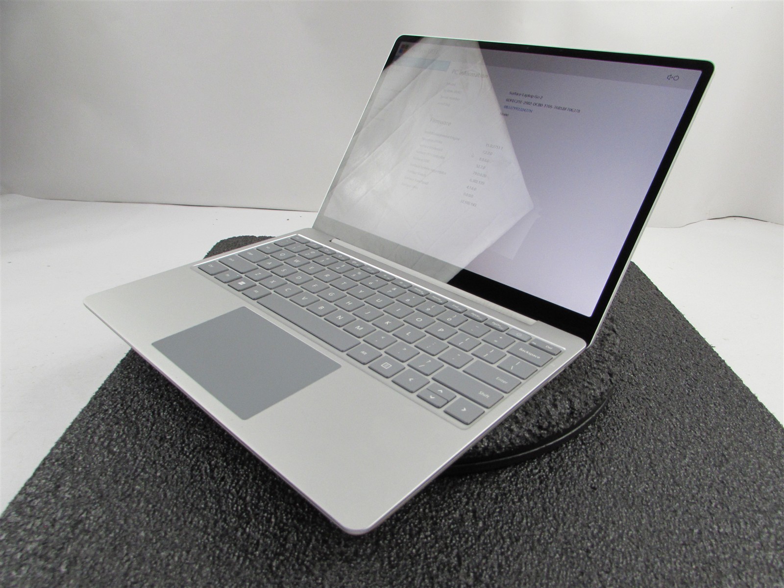 Microsoft Surface Laptop GO 2 12.4″ i5-1135G7 256GB NVMe SSD 16GB RAM Win 11
