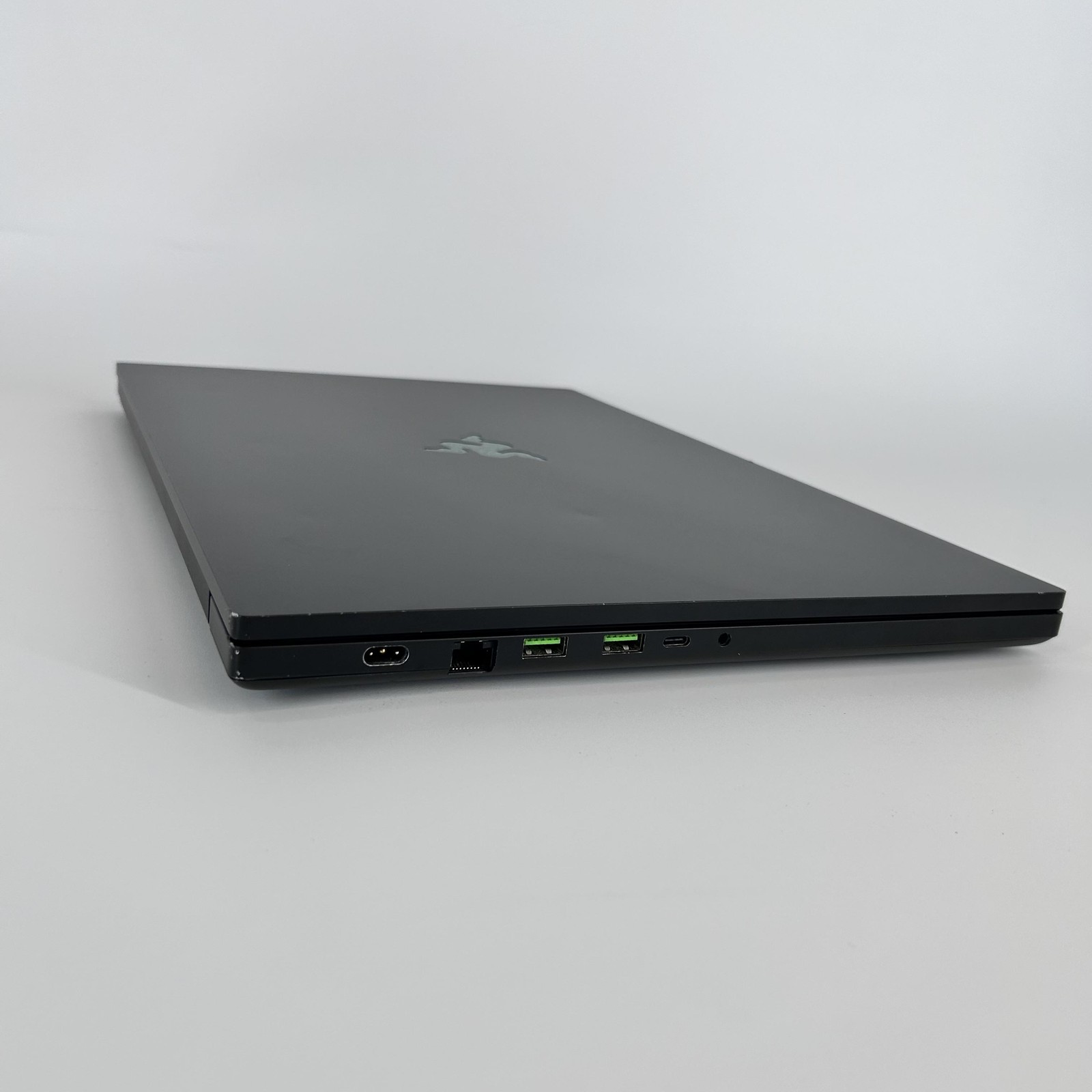Razer Blade 18 240Hz QHD+ 2.2 GHz i9-13950HX 32GB 1TB/1TB NVIDIA RTX 4090 Good