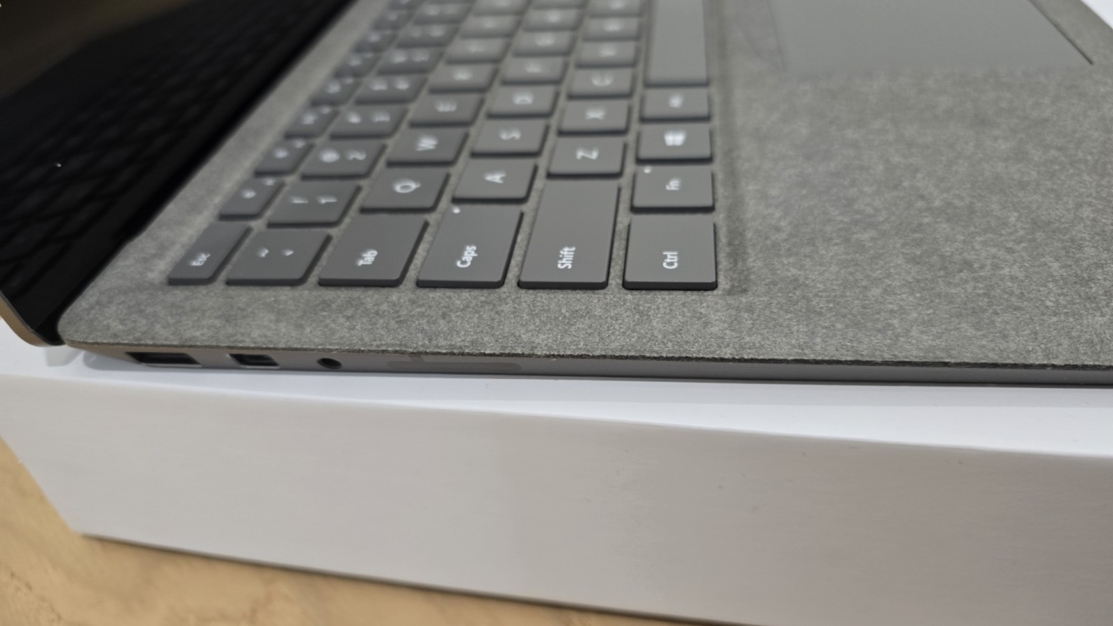 Microsoft Surface Laptop 13.5″ (256GB SSD, Intel Core i7-7660U, 2.50GHz, 8GB