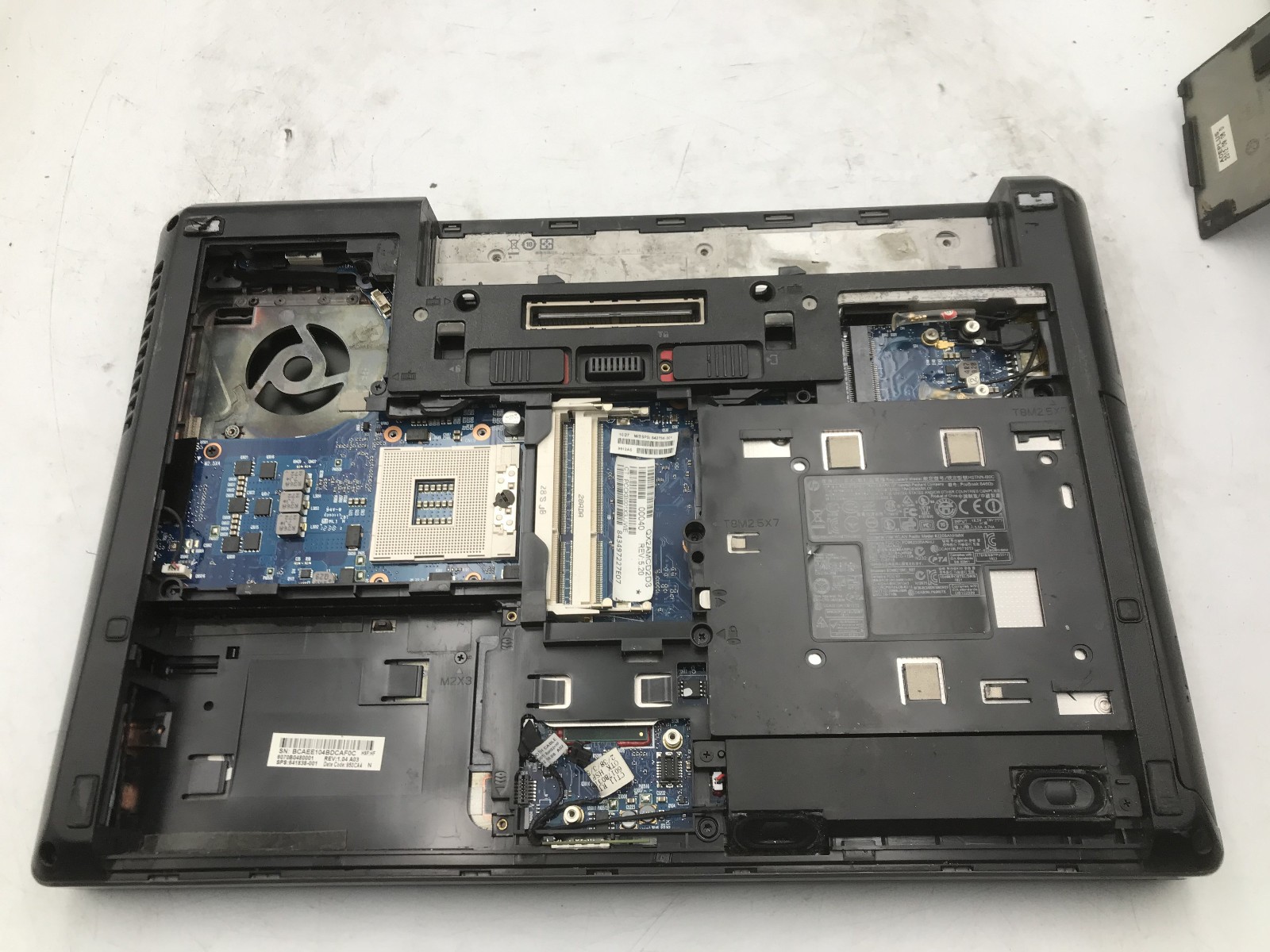 HP PROBOOK 6460B – FOR PARTS/REPAIR – MISSING PARTS – NO CPU – NO RAM – READ -BB
