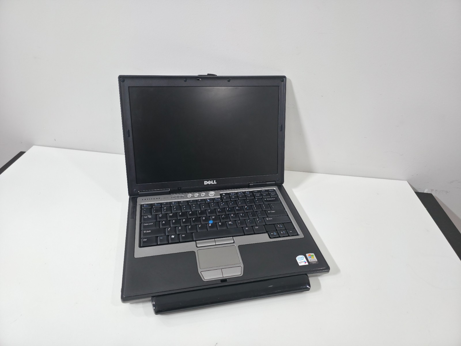 Dell D620 Laptop 2.33ghz 1gb Windows XP Pro WIFI DVD 500GB very fast! RS232 REad