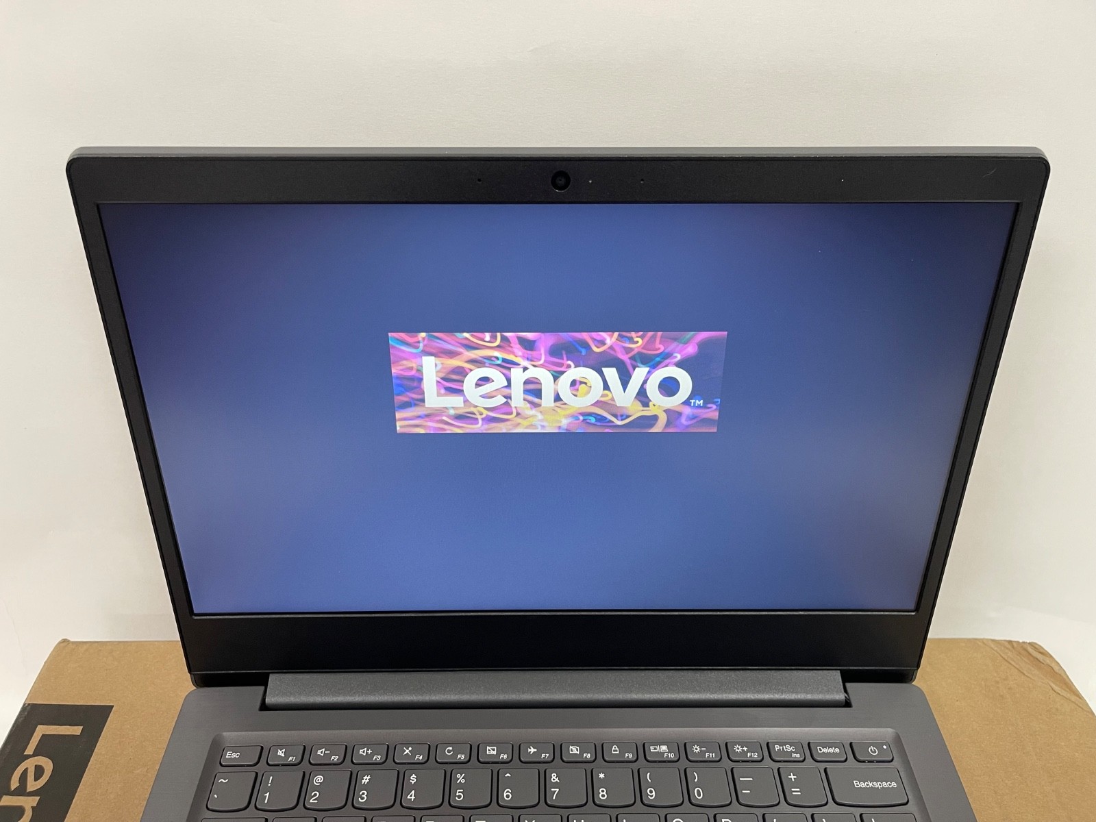 Lenovo V14-ARE 82DQ AMD Ryzen 5 4500U 2.3GHz 8GB 256GB SSD 14″ Windows 10 Pro