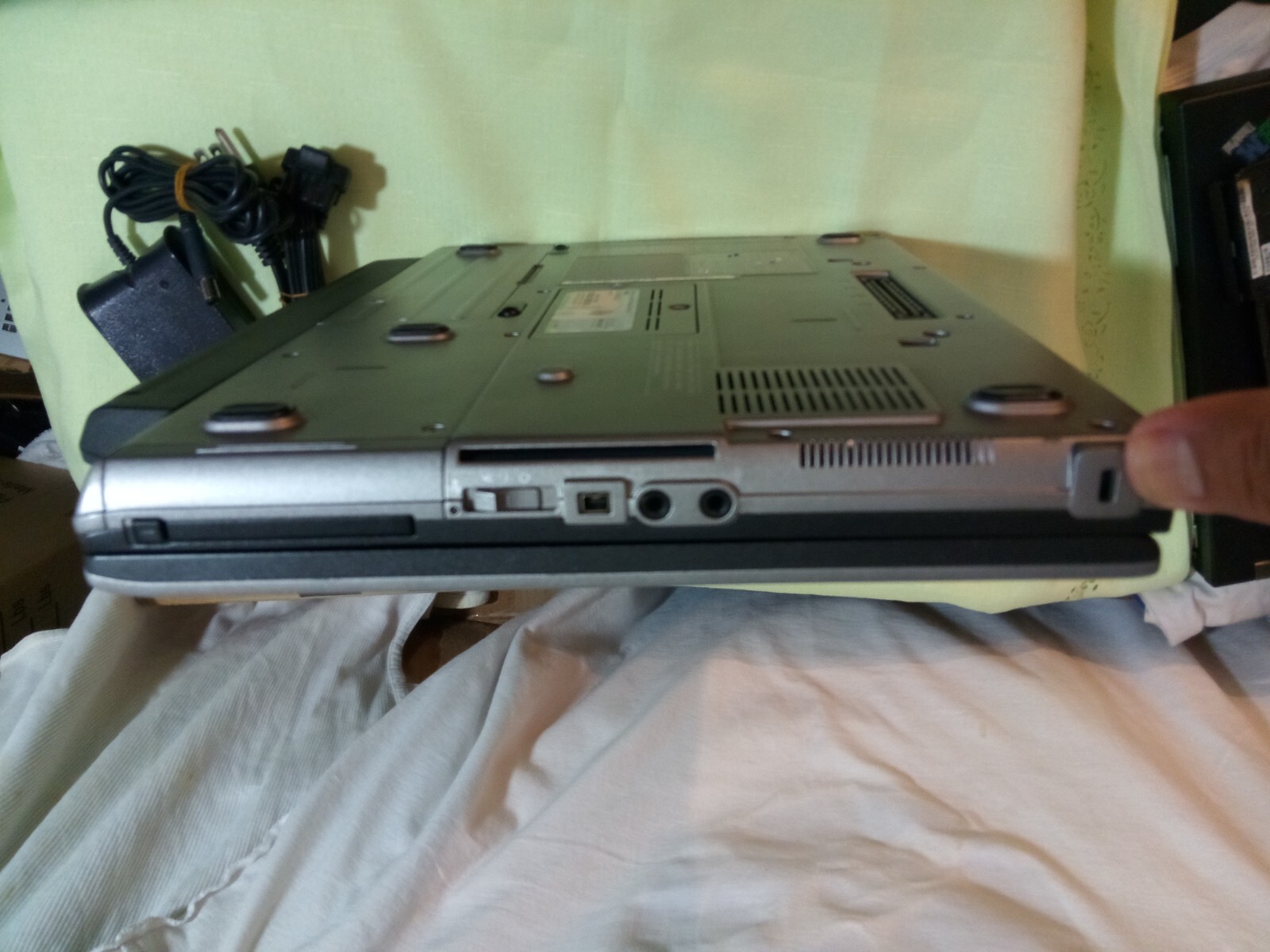 DELL LATITUDE D630 T9300 2.50GHZ 3GBRAM 500GBHDD WIN XPSP/3 OFFICE2007 1280×800