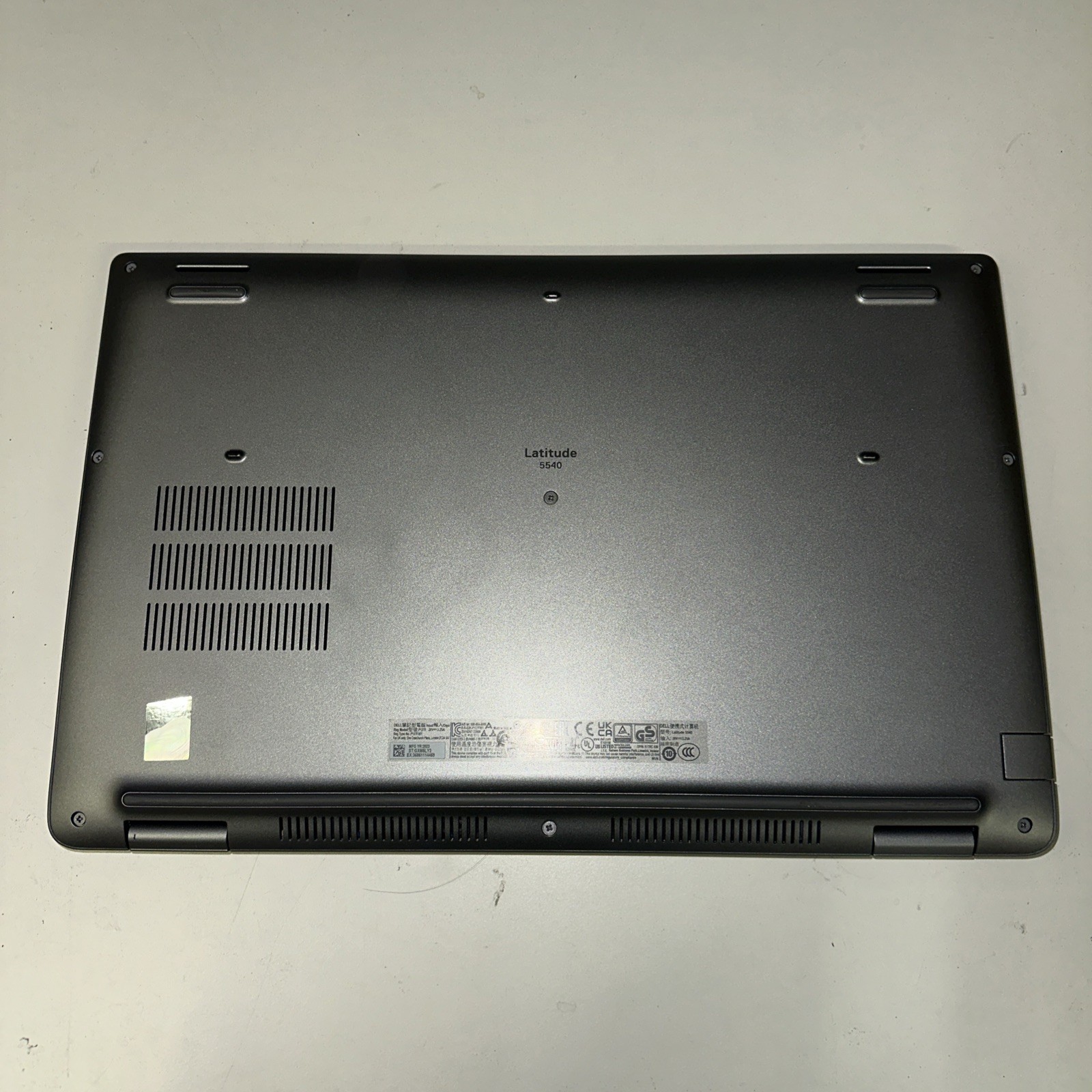 Dell Latitude 5540 15.6″ i7-1365U 16GB DDR4 256GB SSD Windows 11 Home in Gray
