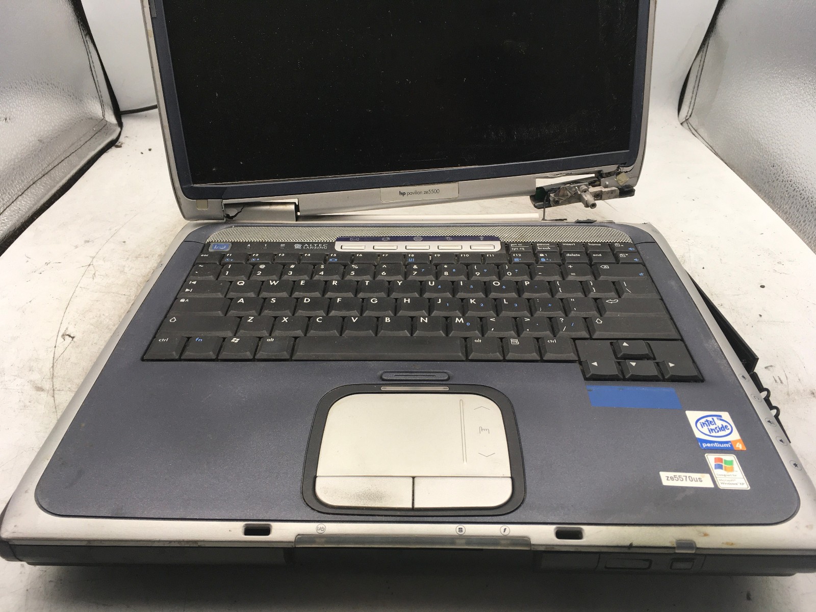 HP PAVILION ZE5500 – FOR PARTS – DAMAGED CASE – INTEL PENTIUM 4 – NO RAM-READ-BB