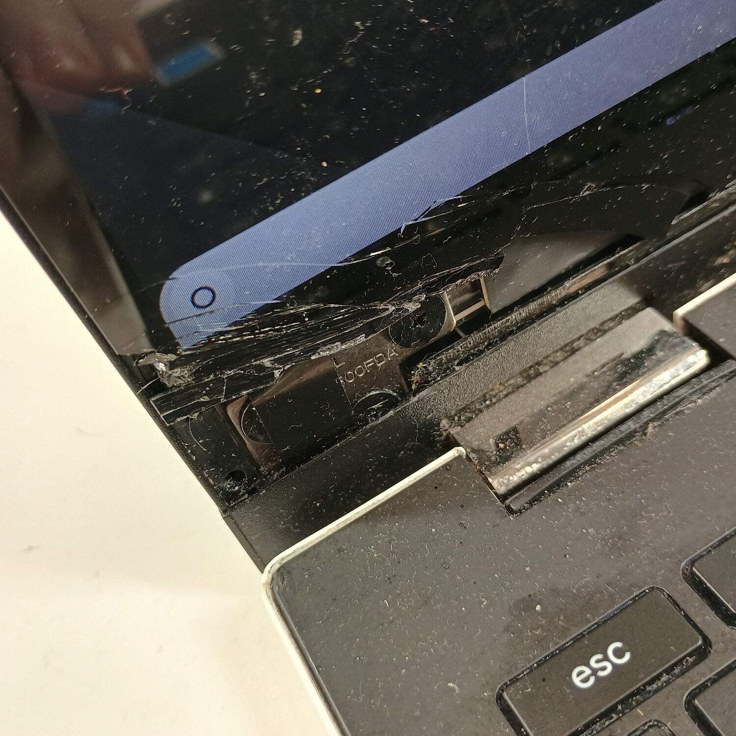 Broken Asus Chromebook C536E 15.6″ i3-1115G4 3.0GHz 8GB RAM 128GB SSD Cracked