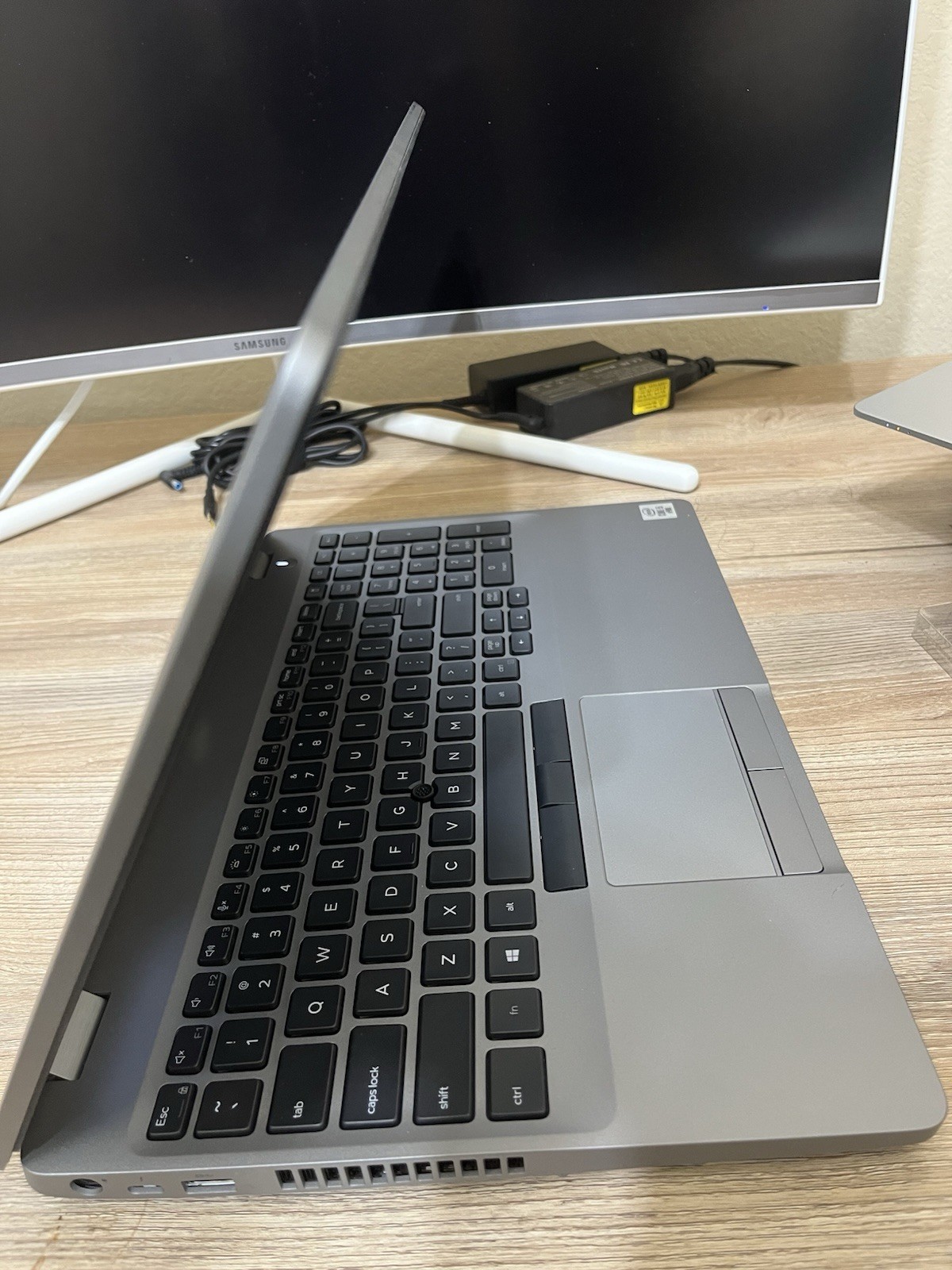 Dell Latitude 5511 15.6″ 2020 i5-10300H 16GB DDR4 256GB SSD Silver Win 10/11 pro