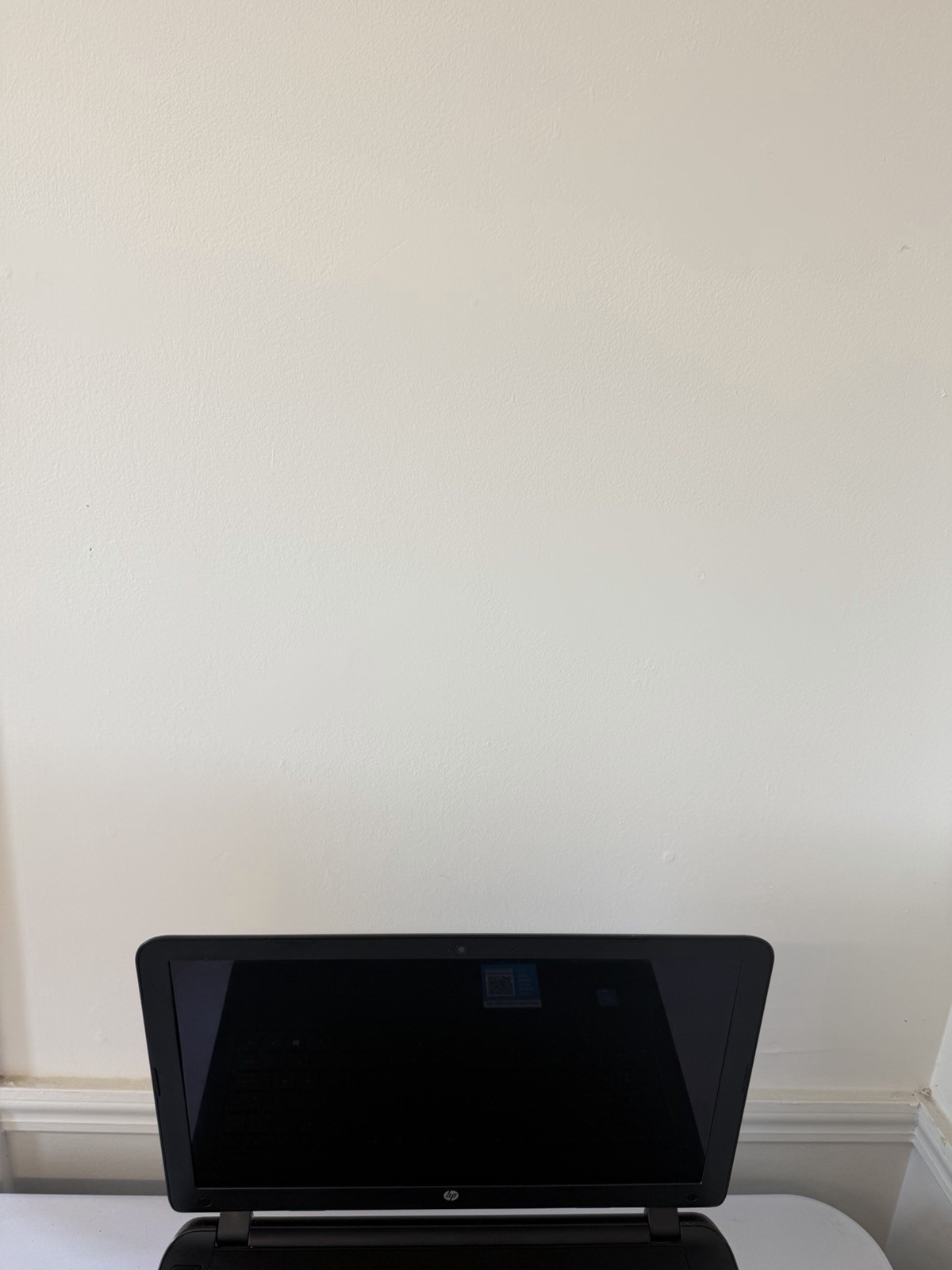 HP Laptop 15-f211wm – Intel – NO RAM – NO Storage – NO Battery – NO OS- Read Des