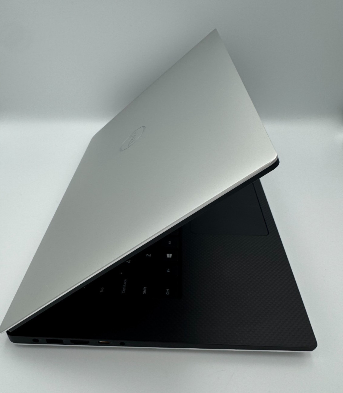 Dell XPS 15 7590 15.6″ | Intel i7-9750H 2.60GHz | 32GB | 1.024TB NVME