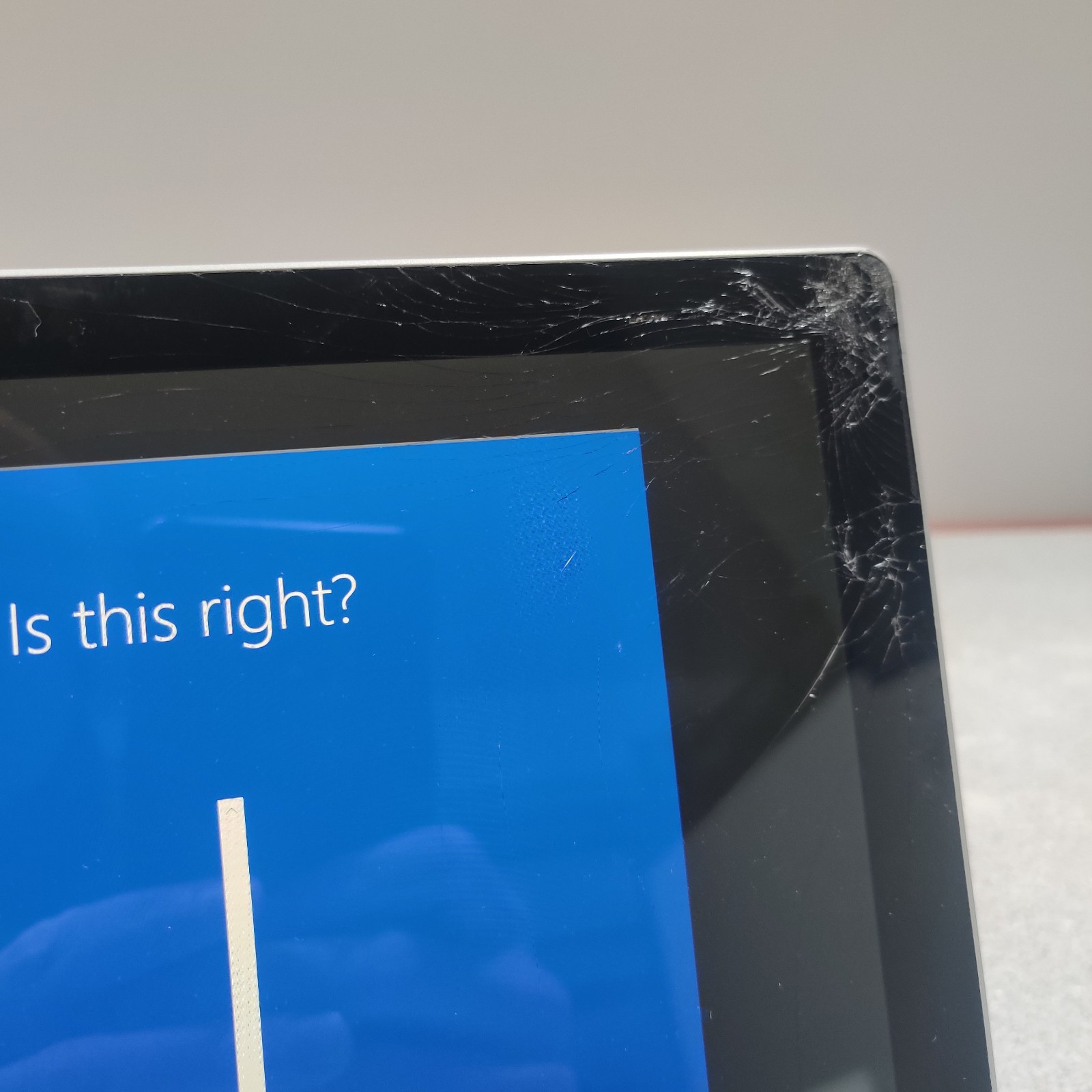 Microsoft Surface Pro 5th Gen 1807 Tablet 8GB 256GB Wi-Fi FOR PARTS DAMAGED