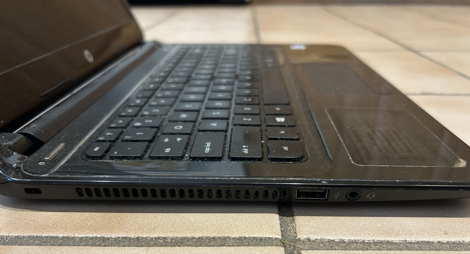 HP Pavilion Sleekbook 14 – Intel Pentium – 4GB RAM – 320GB HDD – Windows 10