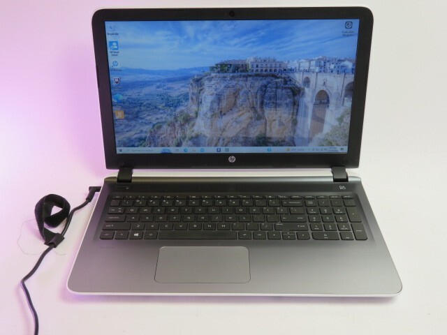 HP PAVILION 15Z-AB100, AMD A8-7410, 8GB, 1TB HDD, WEBCAM, WIN 10, BAD BATTERY