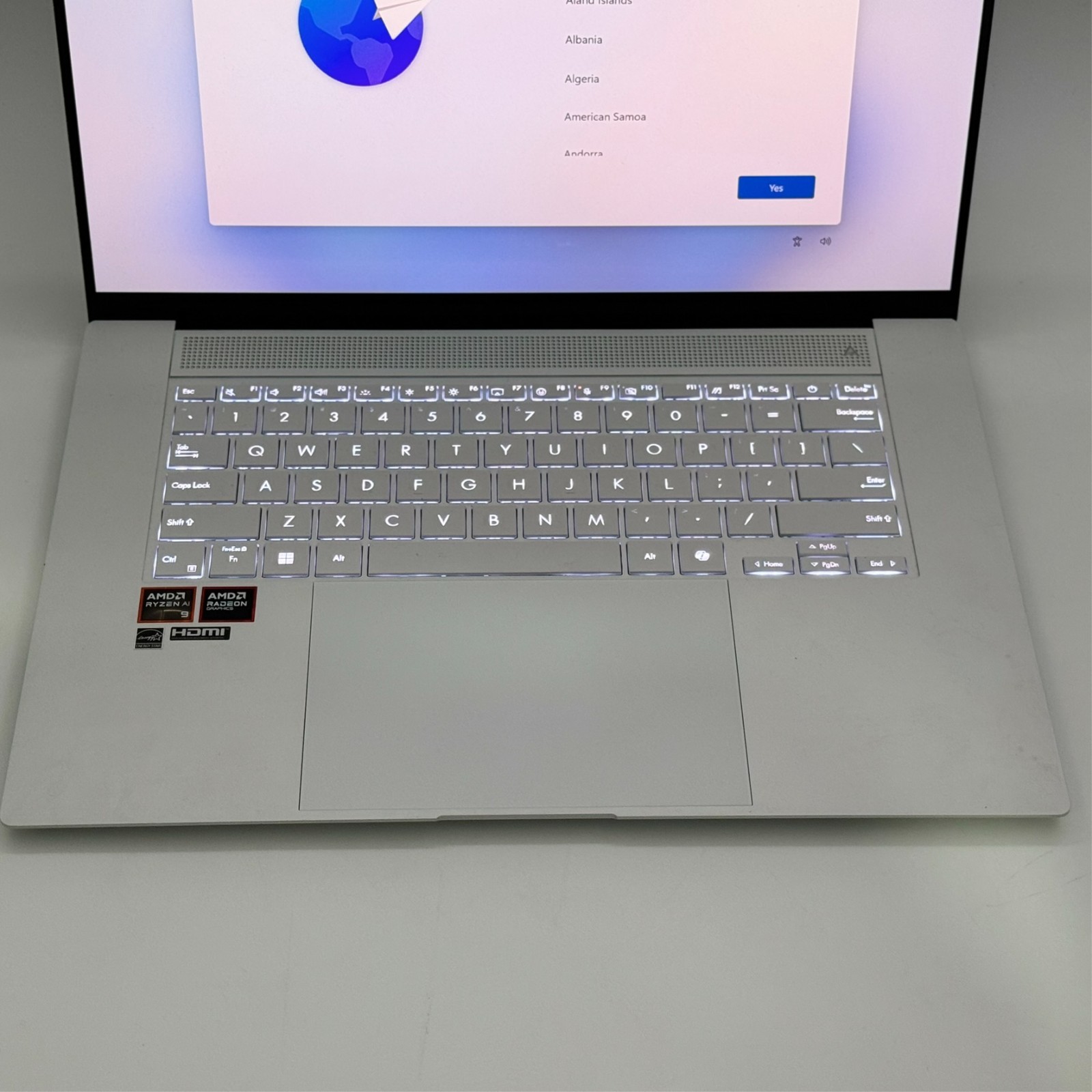 ASUS Zenbook S 16″ 3K OLED AMD Ryzen AI 9 365 24GB 1TB SSD Scandinavian White