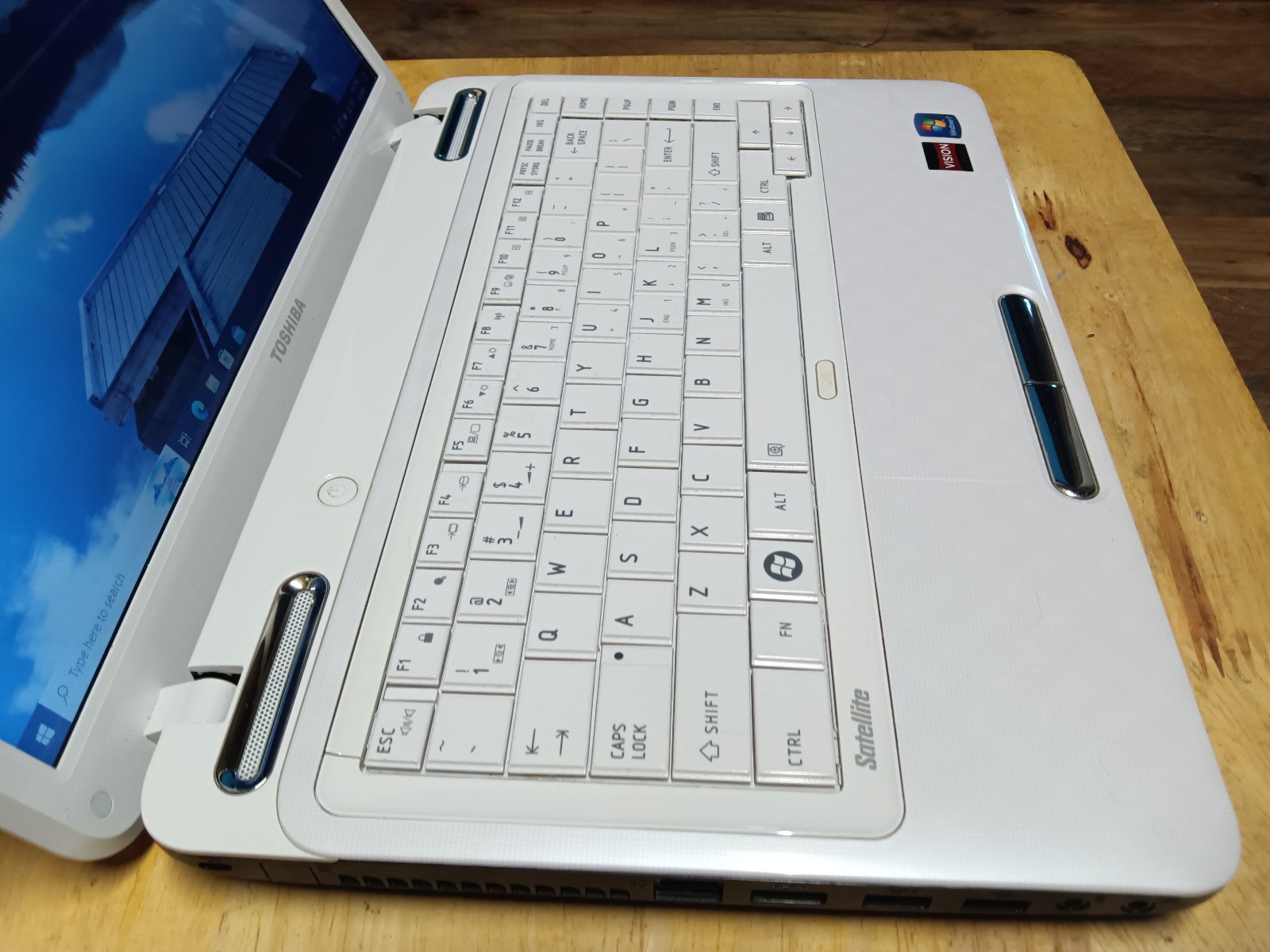 Toshiba L745D-S4350WH/AMD E-450 1.65ghz/4gb/500gb/Webcam/Windows 10 Pro/Vga/14″