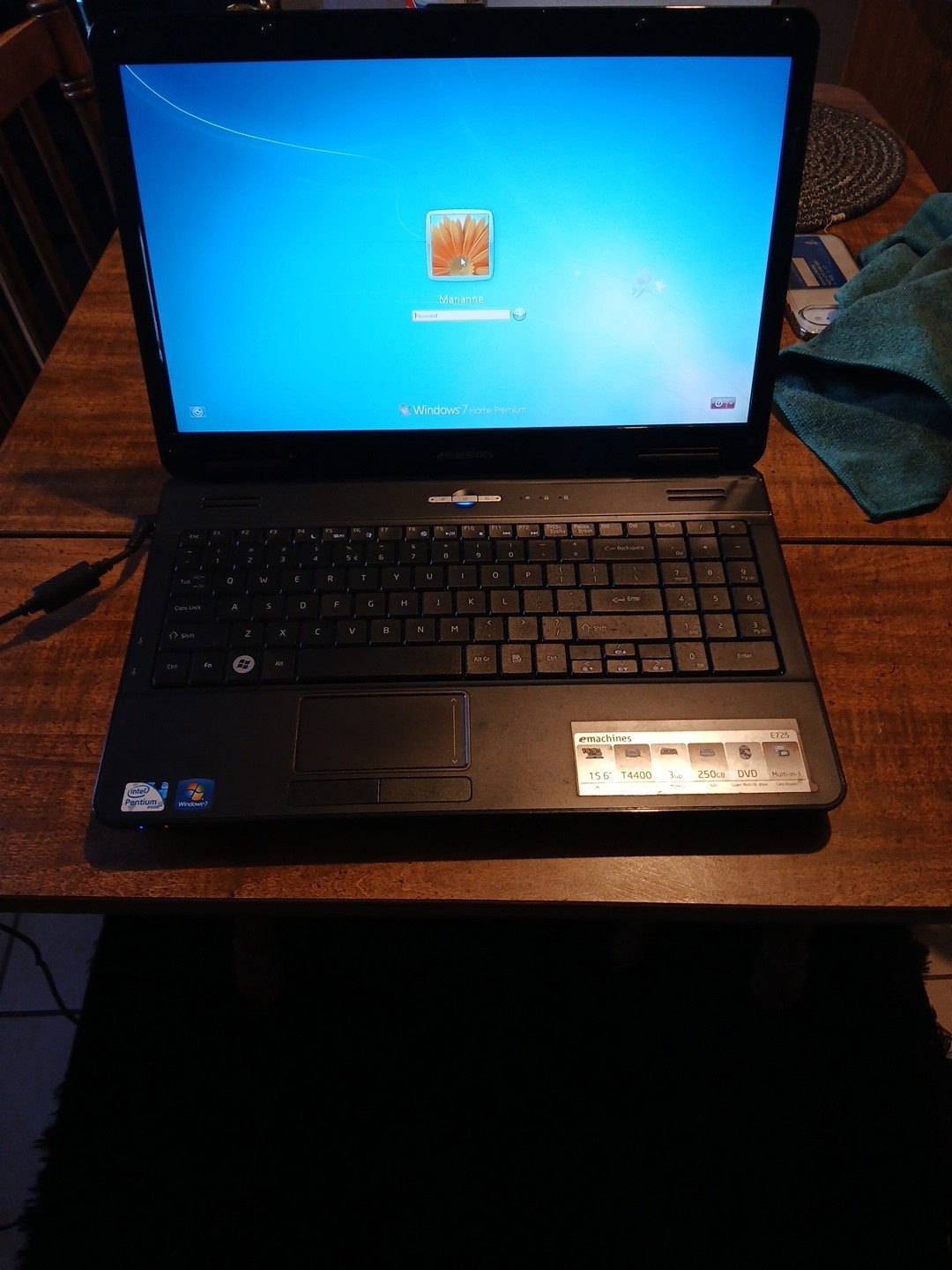 eMachines E725 15.6in Intel Pentium 2.20GHz 3GB 250GB HDD Win7 Black w/ charger
