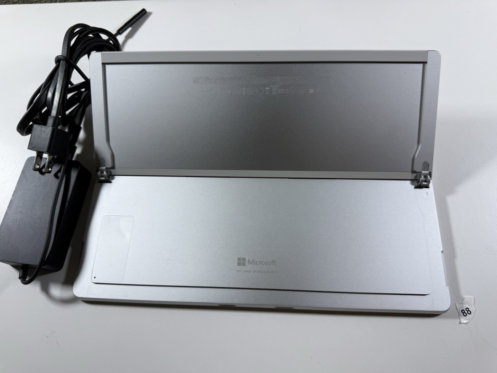 Microsoft Surface Pro 8 (1982) i5-1145G7 – 16GB RAM – 256GB 120Hz – Win 11 Pro