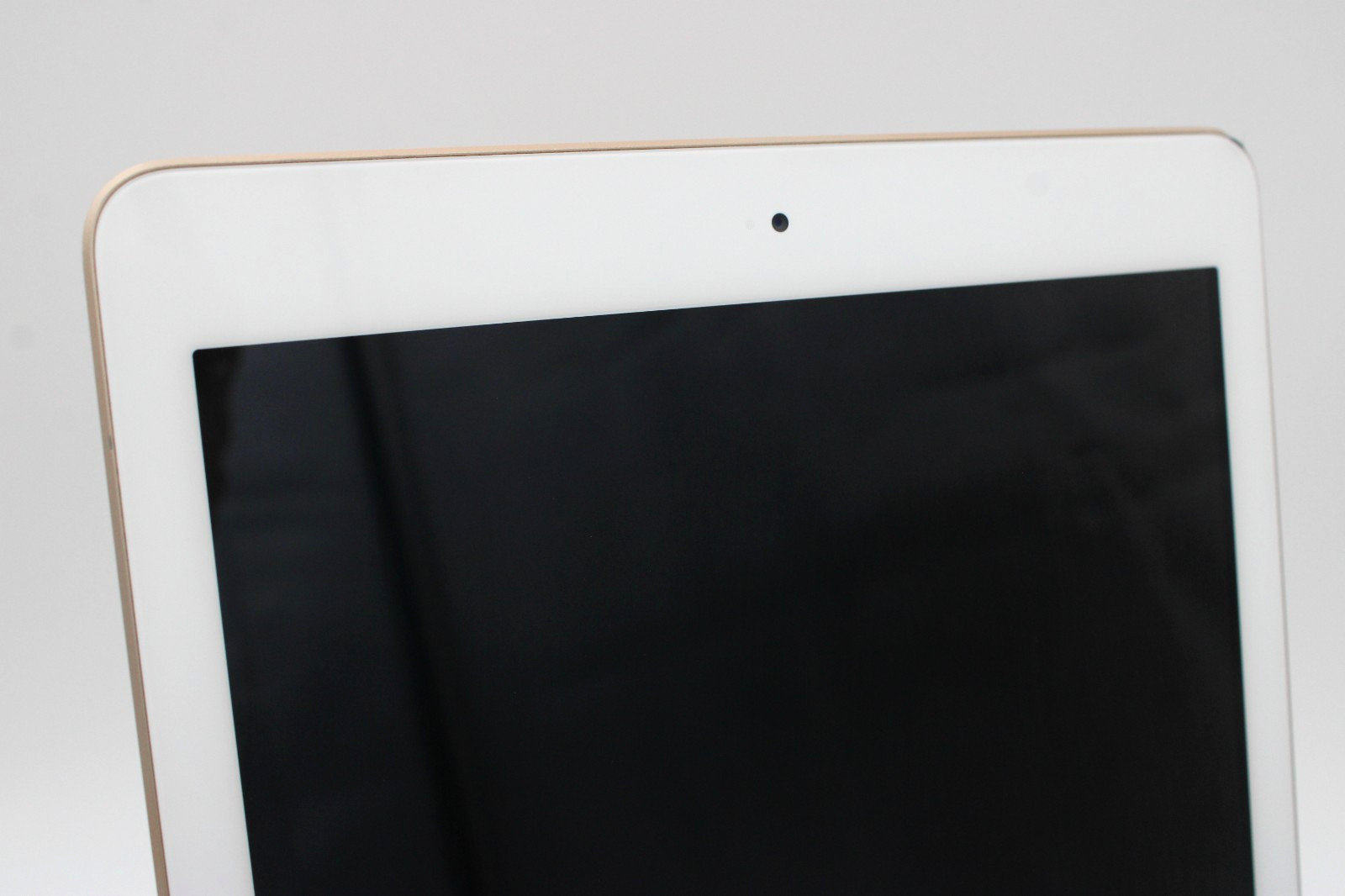Apple iPad 5th Gen. A1822, 32GB, Wi-Fi, 9.7 in – Gold *PARTS ONLY*