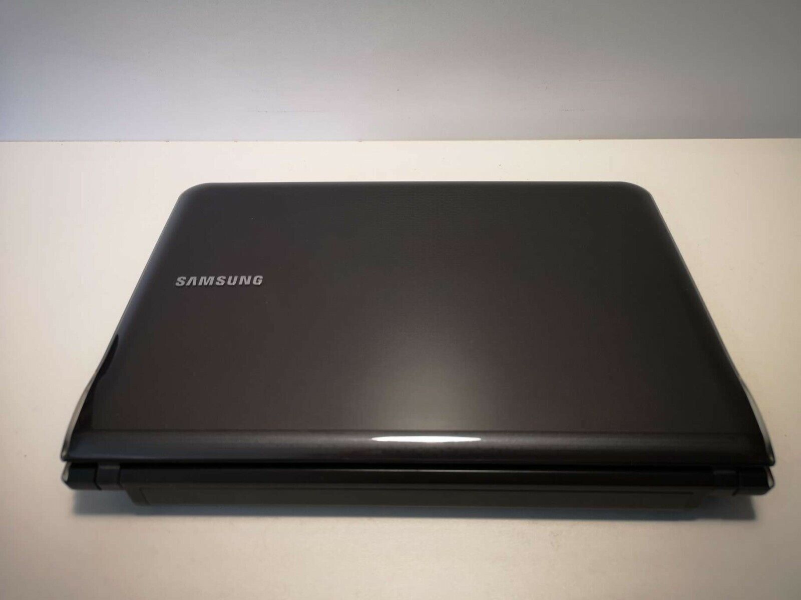 Samsung N210 PLUS 10.1” 2GB/320GB HDD ATOM N450 1.66GHz KAM 3xUSB Windows 7 Pro