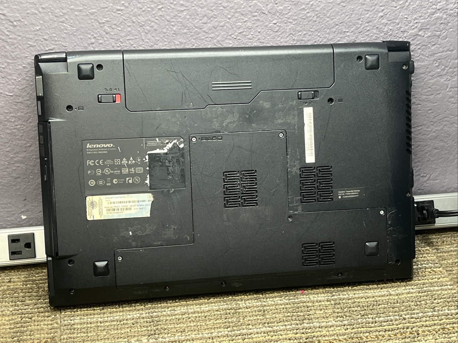 Lenovo IdeaPad V570 15.6″ / Intel Core i5-2450M @ 2.50GHz / (MISSING PARTS! 7233