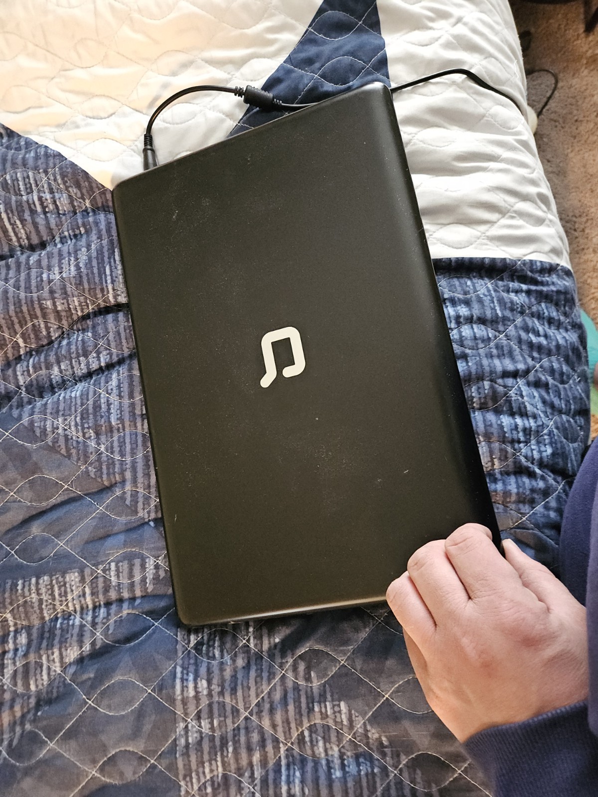 Compaq Laptop For Parts Comes With Charger.