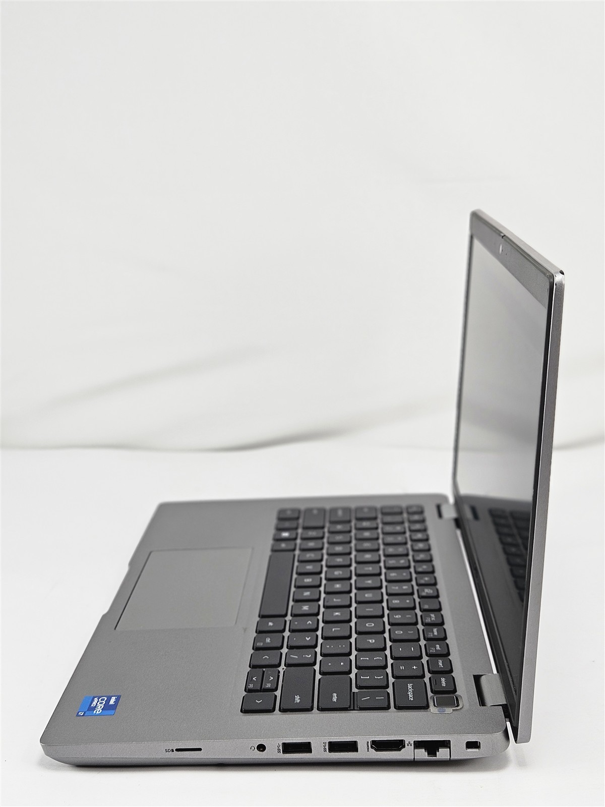Dell Latitude 5421 14″ 2.5GHz i7-11850H 16GB RAM 256GB SSD No OS discoloration