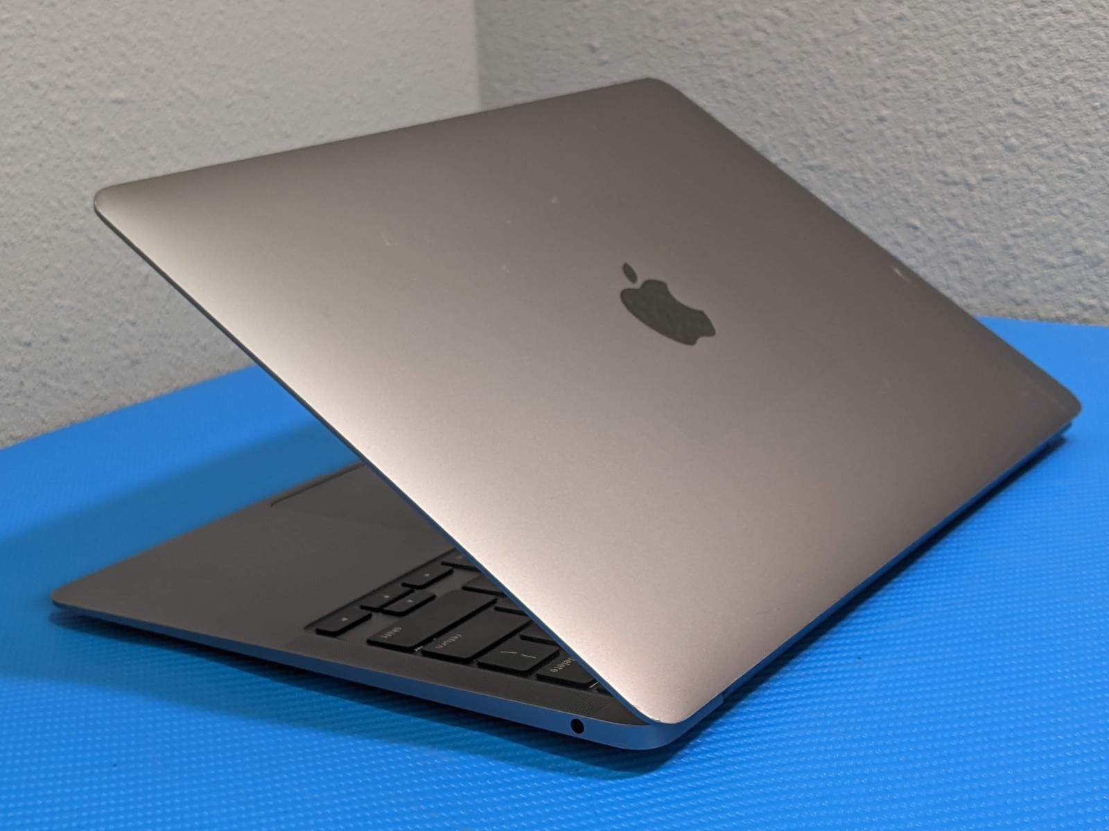 Apple MacBook Air A2337 (2020) 13″ M1 8CPU/8GPU 8GB 512GB Sonoma MGN73LL/A +PA