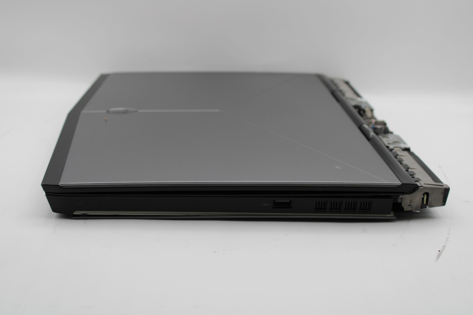 Alienware 15 R3 i7-7700HQ No RAM No SSD No OS No Power *PARTS / BAREBONES