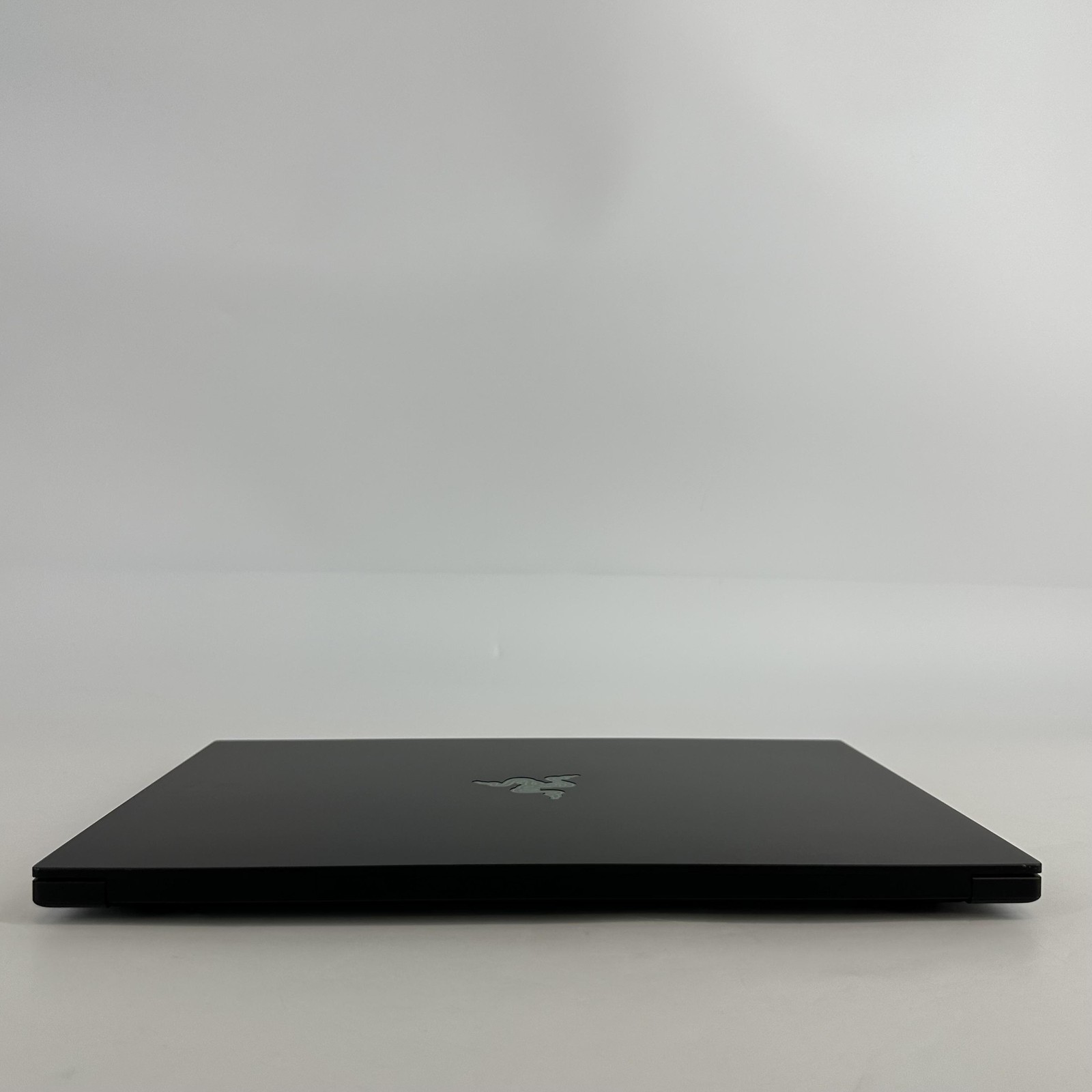 Razer Blade 16 240Hz QHD+ 2025 2.0 GHz Ryzen AI 9 HX 370 32GB 2TB SSD RTX 5090