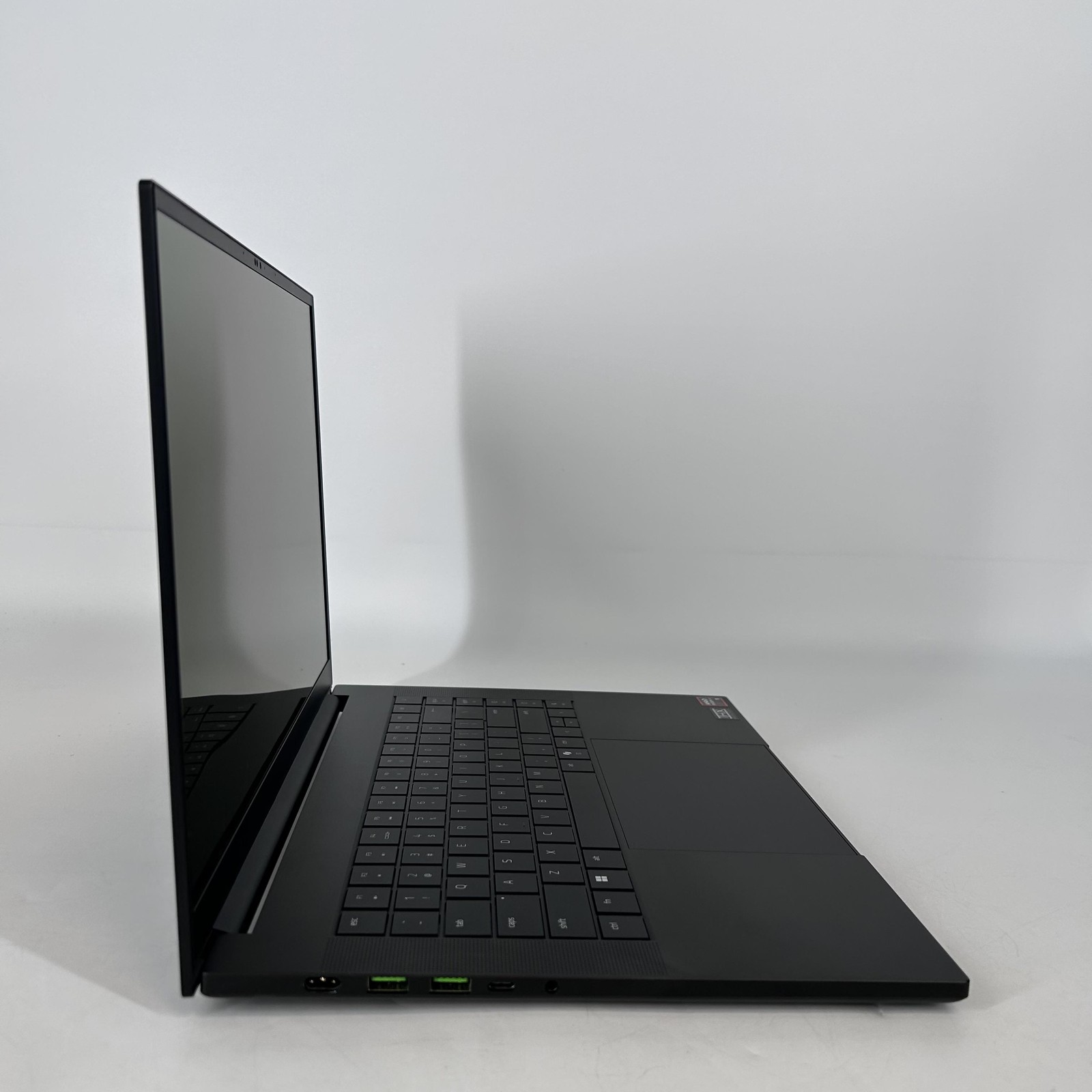 Razer Blade 16 240Hz QHD+ 2.0 GHz Ryzen AI 9 365 32GB 1TB SSD NVIDIA RTX 5070 Ti
