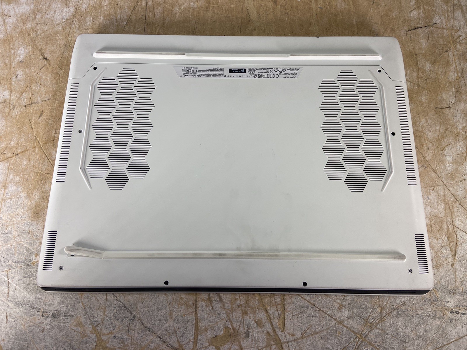 DELL ALIENWARE X17 R1 i7-11800H @ 2.30GHz, 8GB RAM, NO HDD/OS – (FOR PARTS)