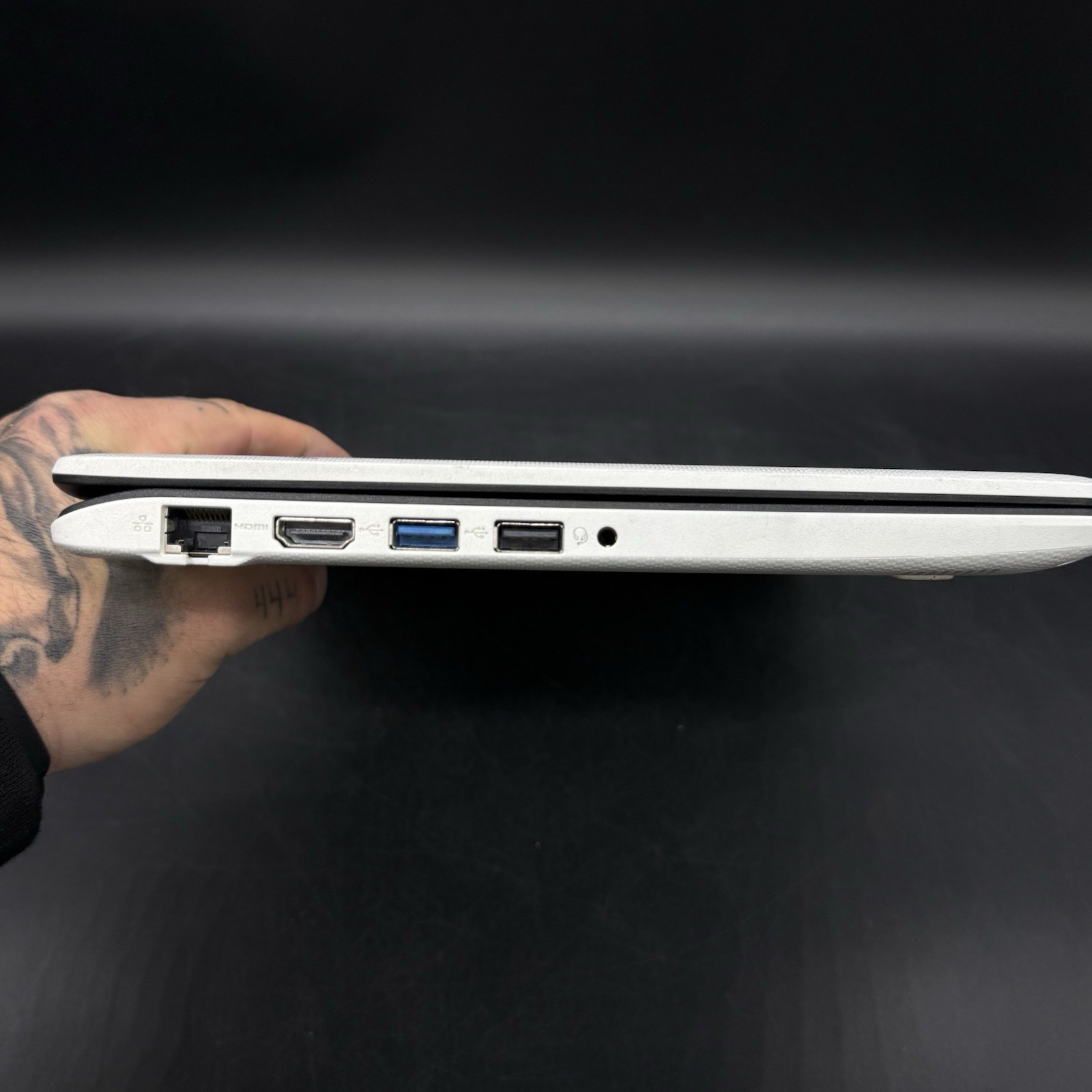 Acer Aspire 11.6″ Touch Screen R3 Series Model N15W5 Note Book Laptop White