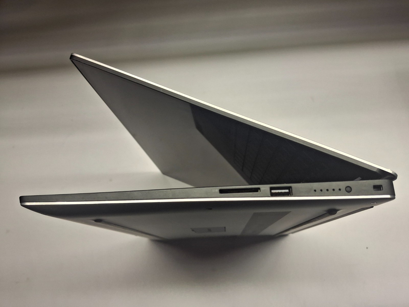 Dell Precision 5530 15.6″ UHD Touch i9-8950HK 32GB Ram 256 SSD Quadro P2000 W11P