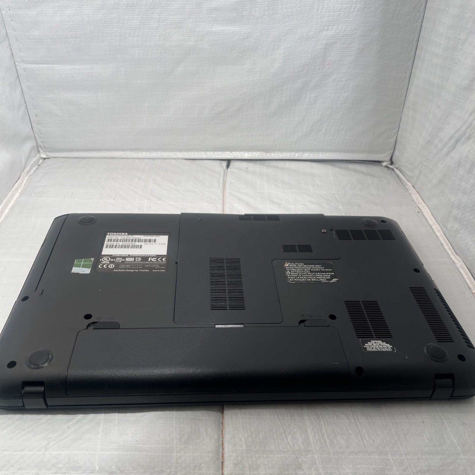 Toshiba Satellite Laptop & Power Supply Model C855D-S5106 (Parts Or Repair Only)