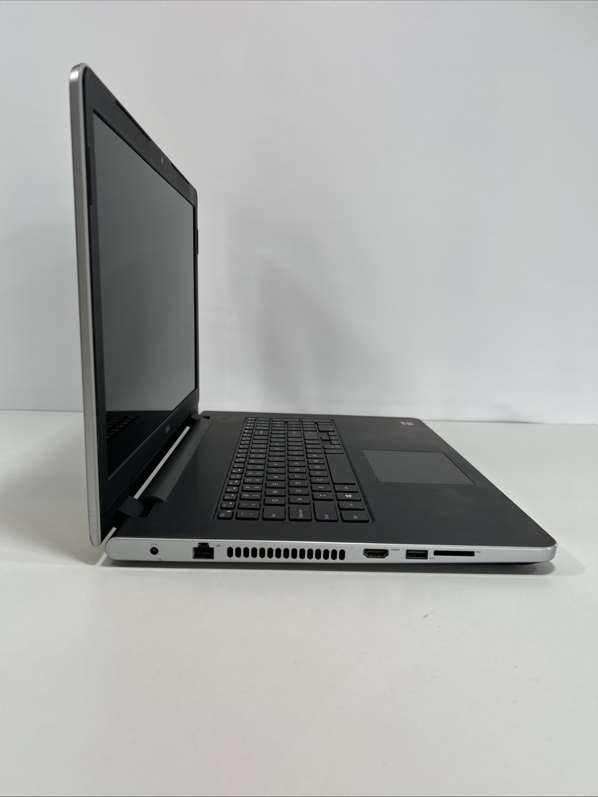 Dell Inspiron 5755 17.3″ AMD A6 7310 AMD Radeon R4 2.0GHz 16GB 256GB SSD Win11P