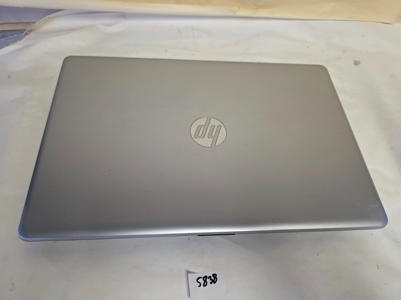 HP 17 Intel i5-1035G1 1.00GHz 12GB RAM No HDD – Screen hinges bad – No CD Rom